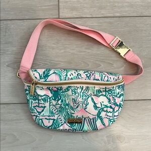 Lilly Pulitzer GWP Belt Bag Colorful Camouflage in Bright Agate Green